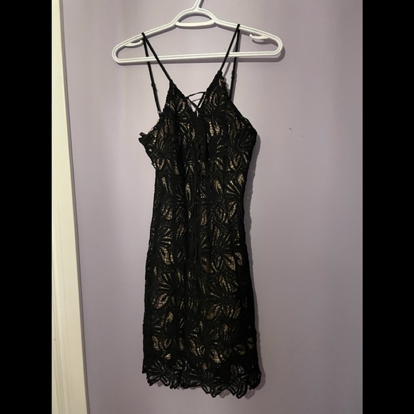J.O.A Deep Black Nude Women's Lace V-Neck Sheath Dress - Picture 4 of 5
